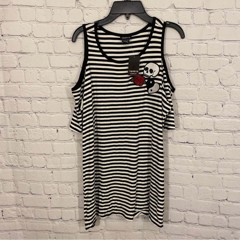 Torrid Womens Shirt 1 Black White Striped Cold Shoulder Skull Heart Patch NWT